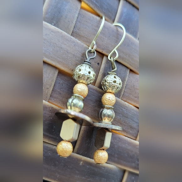 Beaded dangle earrings - Picture 3 of 5